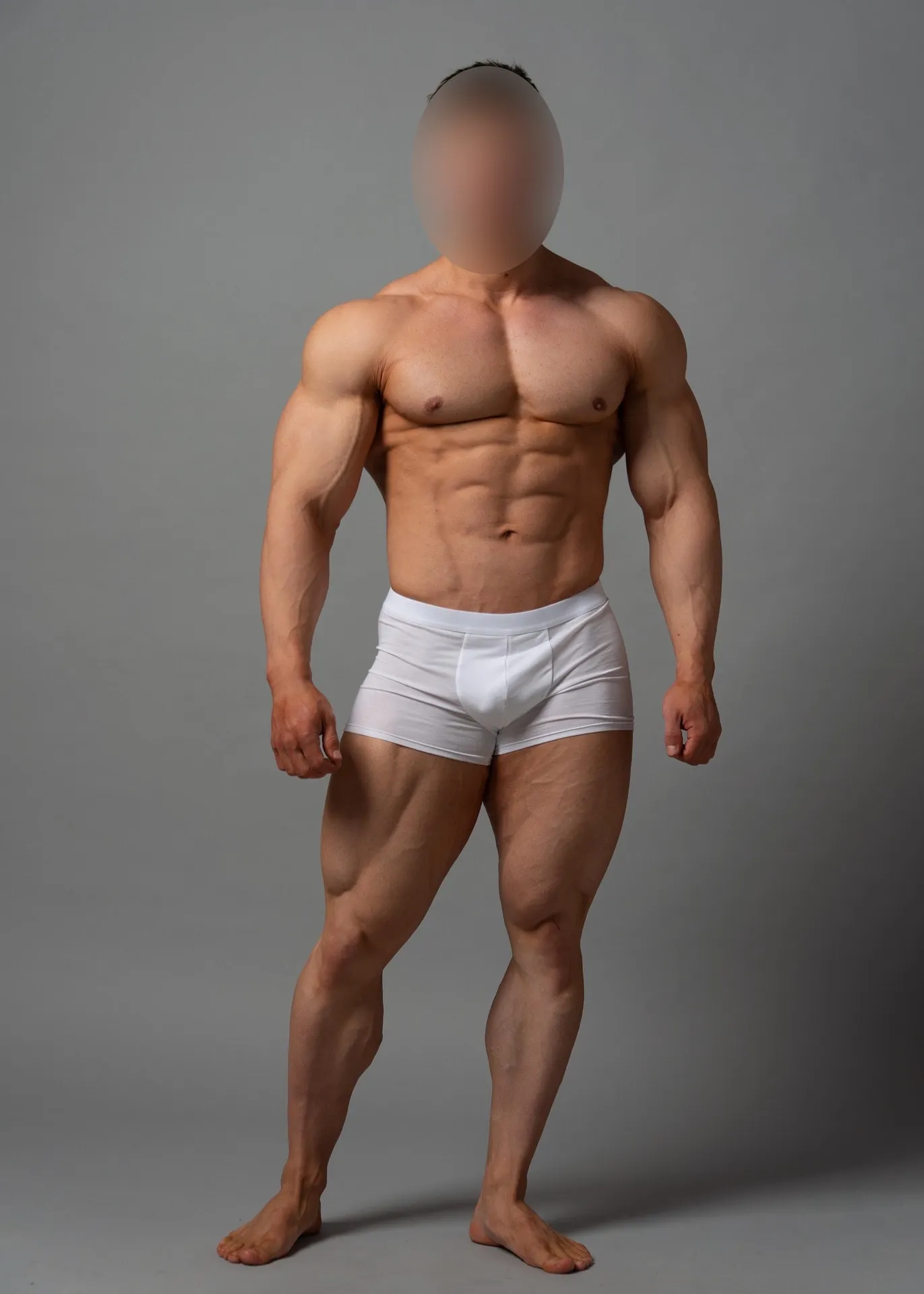 Atlas, pose de face en studio, visage flouté