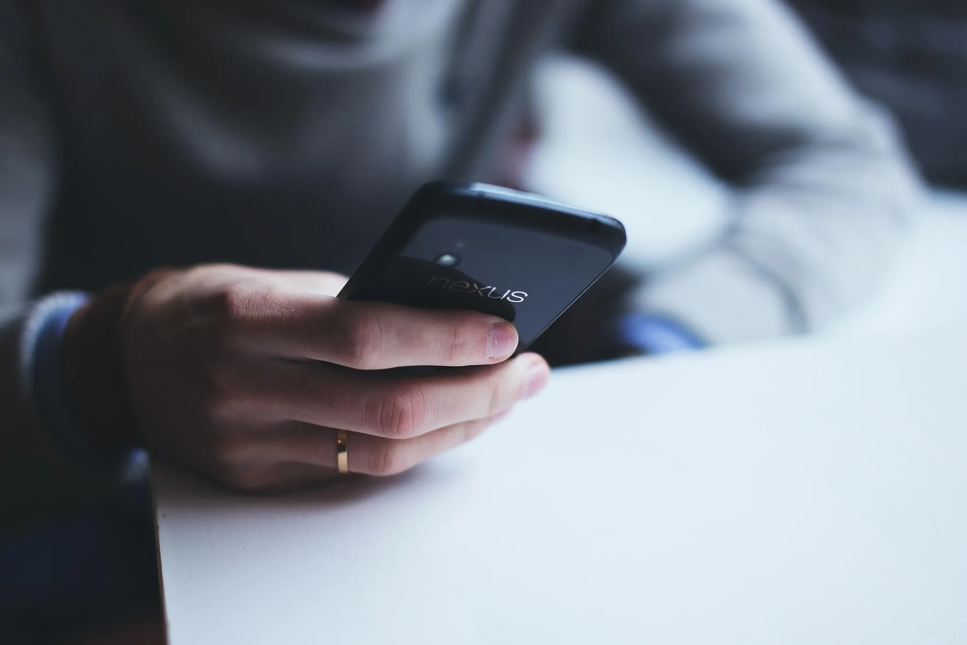 Main tenant un smartphone, gestion de la messagerie des abonnés