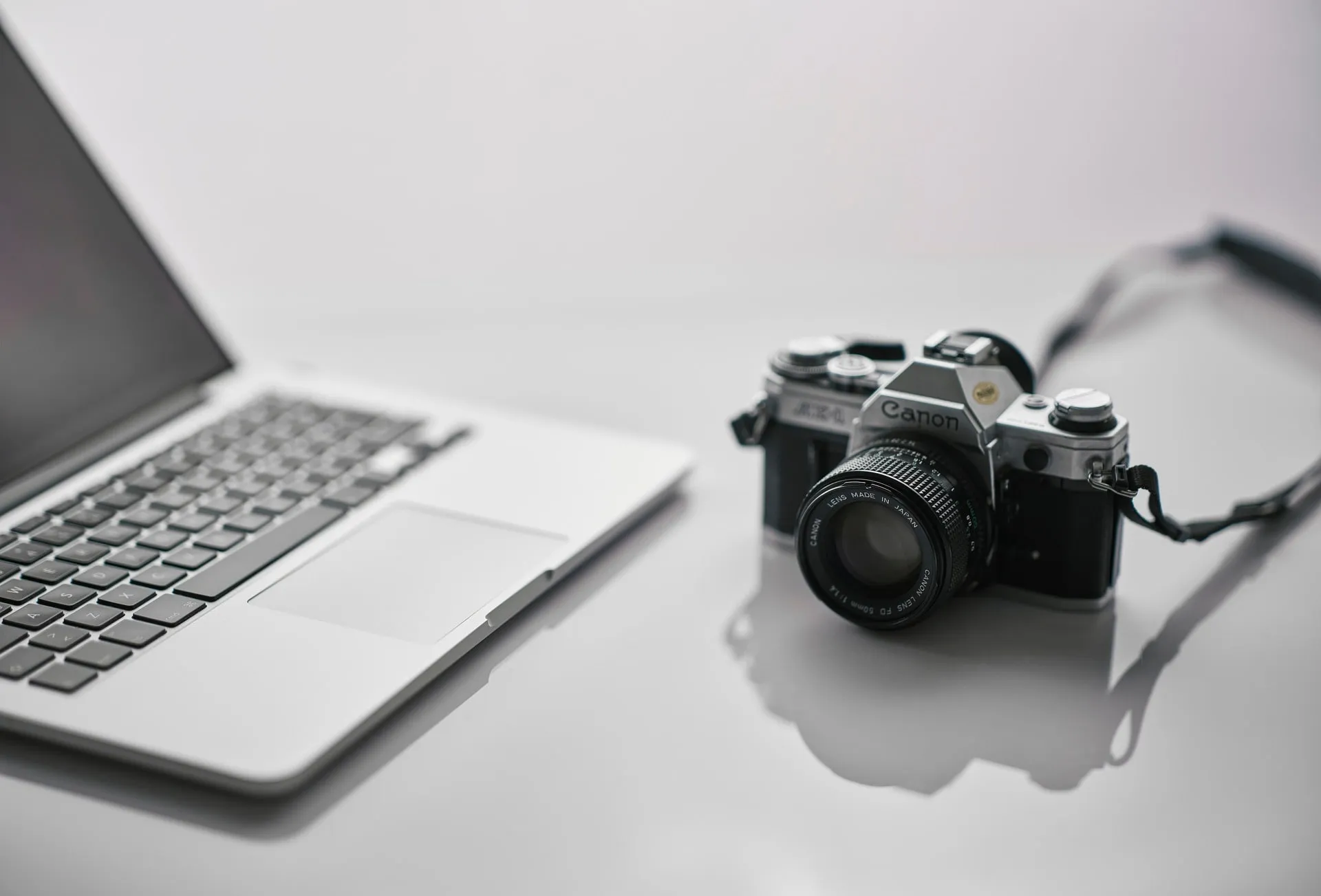 Appareil photo argentique et ordinateur portable, production de contenus
