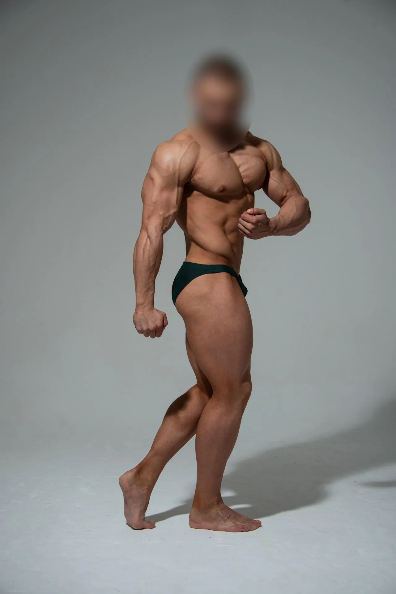 Rayan, pose de profil en studio, visage flouté