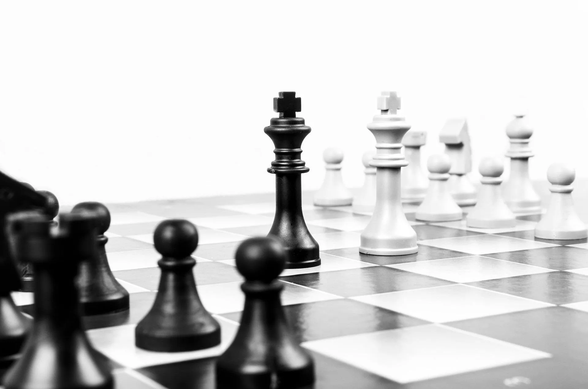 Pièces d'échecs en noir et blanc, symbole de stratégie